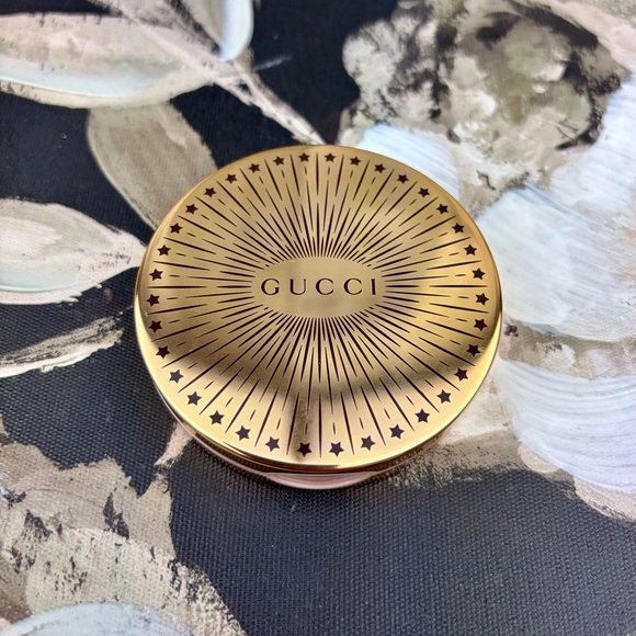 Gucci Glow Highlighter Pressed Powder in Frosted Lilac. - Picture 2 of 12